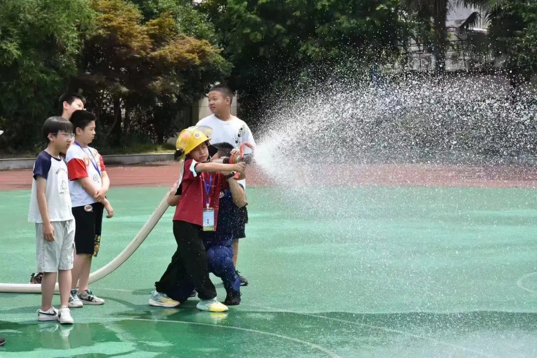 长宁区的开班第一课学习消防知识。